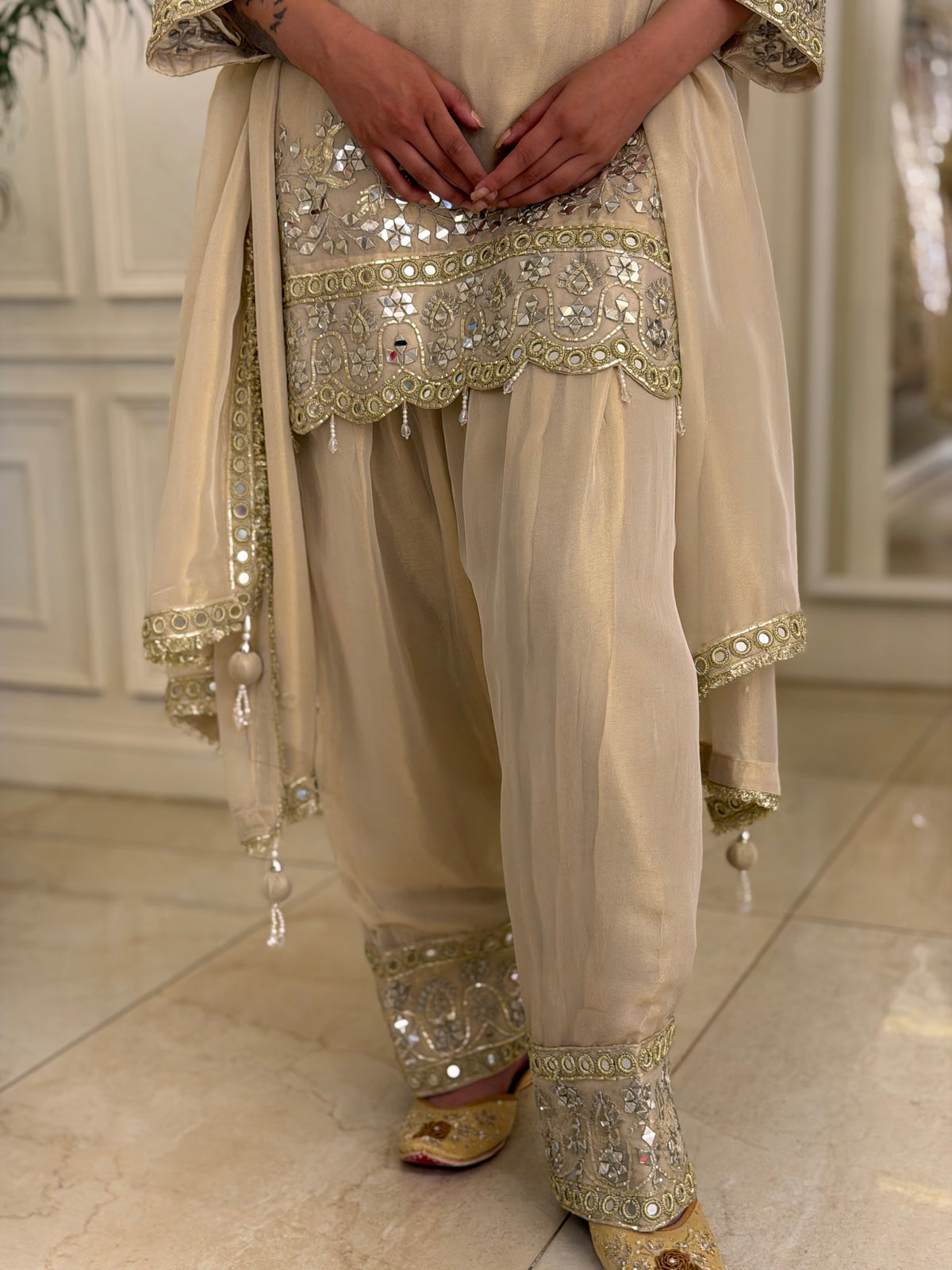 Noor-e-Aaina Farshi Shalwar Set