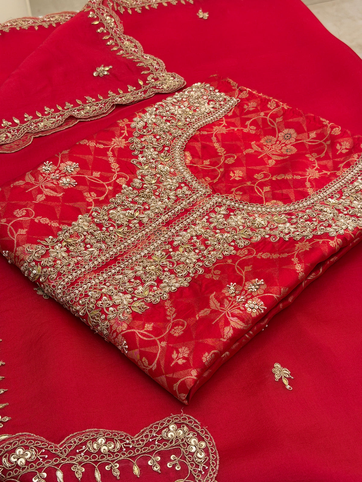 Laal-E-Noor – Pure Silk Suit